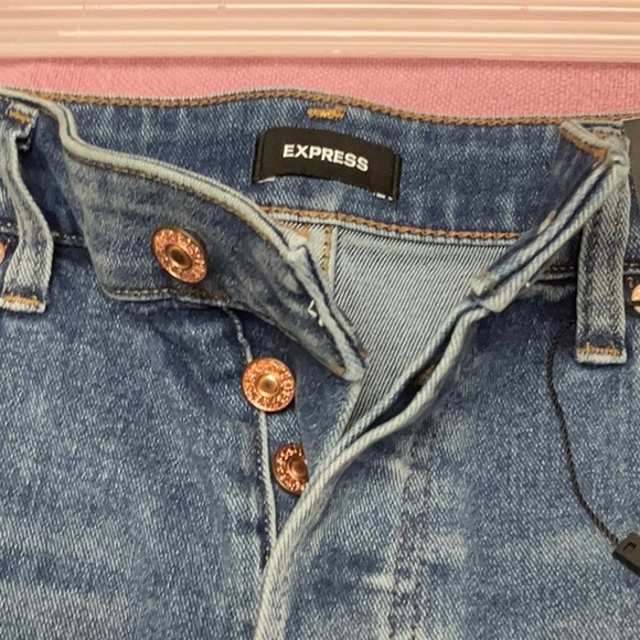 NWT Express ladies boyfriend midi mid-rise denim shorts, size 4 - Picture 7 of 10